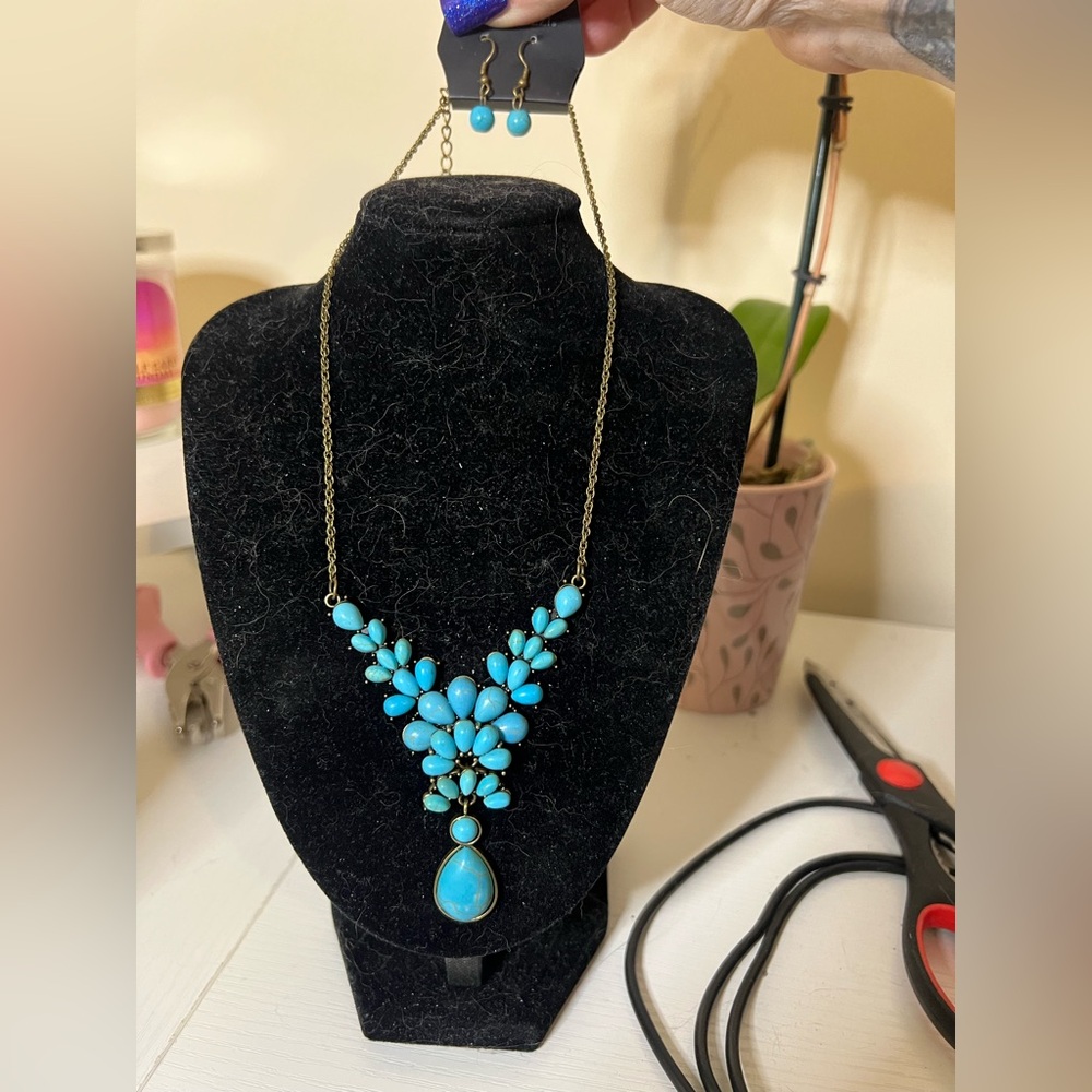 paparazzi Turquoise Bib Necklace with Matching Earrings
